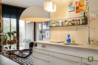 <p><span>Stijlvol loftappartement met terras en parkeermogelijkheid in de hippe Harmoniewijk</span></p><p><span> </span></p><p><span>Op de vierde verdieping van een recent gebouw, midden in de trendy Harmoniewijk, bevindt zich deze unieke loft met een prachtig uitzicht op zowel het Harmoniepark als het Albertpark. Een topligging waar rust en stadsleven elkaar perfect ontmoeten. Winkels, scholen en gezellige restaurants bevinden zich letterlijk om de hoek.</span></p><p><span> </span></p><p><span>Licht, ruimte en comfort</span><span><br />Via de beveiligde inkom met vestiaire kom je binnen in een open leefruimte die baadt in het natuurlijke licht dankzij de grote raampartijen. Het zuidwestgericht terras sluit naadloos aan en biedt een ideale plek om te genieten van de zon.<br />De moderne keuken, uitgerust met inductiekookplaat, oven, vaatwasser en dampkap, is praktisch ingedeeld en vormt een elegant geheel met de leefruimte.</span></p><p><span> </span></p><p><span>Flexibele indeling</span><span><br />Het appartement wordt momenteel als loft bewoond. Rekening houdend met de originele plannen is het perfect mogelijk om het terug in te delen naar een 2-slaapkamerappartement. De compacte maar functionele badkamer beschikt over een inloopdouche, lavabo en toilet en ligt vlak bij de slaapzone.</span></p><p><span> </span></p><p><span>Mobiliteit & voorzieningen</span><span><br />Met de tram sta je in enkele minuten in het bruisende stadscentrum of aan het centraal station, vanwaar je vlot verder reist met trein of hogesnelheidstrein. Ook met de wagen is de bereikbaarheid uitstekend dankzij de nabijheid van de belangrijkste invalswegen.</span></p><p><span> </span></p><p><span>Toekomstige meerwaarde</span><span><br />Momenteel zijn er werkzaamheden bezig met de opwaardering van de driehoek Koning Albertpark, wat de buurt nog aantrekkelijker zal maken. Meer info hierover vind je via de volgende link: https://www.antwerpenmorgen.be/nl/projecten/albertpark/over</span></p><p><span> </span></p><p><span>Praktische info</span></p><ul><li><span>Gemeenschappelijke kosten: €125/maand (incl. lift, water, elektriciteit & schoonmaak gemene delen, brandverzekering)</span></li><li><span>Autostaanplaats optioneel bij aan te kopen: €30.000</span></li><li><span>Gemeenschappelijke fietsenberging aanwezig</span></li></ul><p><span>Troeven op een rij:</span></p><p><span> </span></p><ul><li><span>Gunstig EPC-label A</span></li><li><span>Zuidwestgericht terras</span></li><li><span>Uitzicht op twee parken</span></li><li><span>Gegeerde en bruisende locatie</span></li><li><span>Modern en instapklaar gebouw</span></li><li><span>Loft kan eenvoudig worden omgevormd tot 2-slaapkamerappartement</span></li><li><span>Opwaardering van de buurt in volle uitvoering</span></li></ul><p><span> </span></p><p><span>Dit loftappartement biedt alles wat je mag verwachten van een moderne, energiezuinige woning: kwalitatieve afwerking, overvloedig daglicht, een praktische voorzieningen zoals een fietsenstalling en autostaanplaats. Een ideale keuze voor wie op zoek is naar instapklaar trendy loftappartement.</span></p><p><span> </span></p>