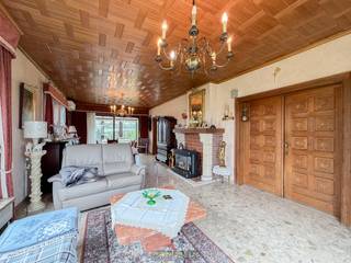 <span><span><strong>1ste bezoekdag maandag 27 april! Inschrijven kan via www.nobels.be onder referentienummer 4343461.</strong></span></span><br /><br />TE RENOVEREN HANDELSHUIS met PRAKTISCHE GELIJKVLOERSE INDELING en RUIME GARAGE, gelegen op een VLOT BEREIKBARE LOCATIE te Brakel, NABIJ HET CENTRUM en BELANGRIJKE INVALSWEGEN. Deze eigendom biedt TAL VAN MOGELIJKHEDEN voor wie WONEN en WERKEN wenst te combineren of op zoek is naar een RUIME GEZINSWONING met extra OPSLAGRUIMTE. De woning beschikt reeds over een AIRCO MET WARMTEPOMP, wat zorgt voor EXTRA COMFORT en een GOEDE BASIS voor verdere RENOVATIE.<br />De indeling gaat als volgt: via de inkomhal met vestiaire en gastentoilet heeft u toegang tot de lichtrijke leefruimte met aanpalende keuken en veranda. Via de centrale hal bereikt u 3 slaapkamers en een te renoveren badkamer. De zolder biedt bijkomende opslag- en uitbreidingsmogelijkheden.<br />Buitenshuis beschikt deze eigendom over een ruime oprit, een zonnig terras, een gezellige tuin en een uiterst ruime aparte garage, ideaal voor hobby, stockage of werkruimte.<br /><br />Adres: Moriaanstraat 1 te Brakel<br /><br />EPC: label F, G-score en P-score C, Renovatieplicht van toepassing