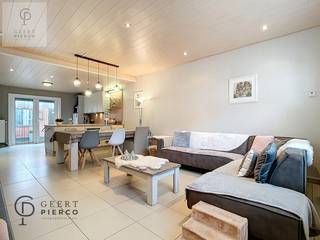 Te midden van het historisch stadscentrum van Zoutleeuw treffen we deze gezellige, instapklare rijwoning. Winkels, scholen maar ook het uitgestrekt natuurgebied Het Vinne ligt om de hoek...<br /><br />De inkomhal - die doorgang geeft tot de woonkamer - voorziet achteraan het gastentoilet en de berging.<br />De ruime woonkamer kan worden opgedeeld in een knusse zithoek, een centrale eetplaats en aan de achterzijde de geïnstalleerde keuken. Via de keuken is er toegang tot het stadskoertje met berging.<br /><br />De eerste verdieping vind je de nachthal, twee zeer ruime slaapkamers en de badkamer met douche en toilet.<br />Via het toegangsluik is de zolderruimte bereikbaar. Mits enkele aanpassingenwerken kan de zolder omgevormd worden tot bijkomende slaapkamers.<br /><br />Kortom kan deze starterswoning op termijn worden uitgebreid naar een volwaardige stadswoning met meerdere slaapkamers.<br /><br />Interesse? Mail gerust via info@pierco.be<br /> 