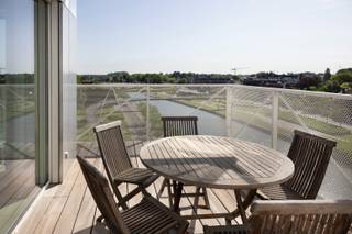 In de K-tower op de www.diksmuidekaai11.be (url kopiëren en plakken indien doorklikken niet lukt) in Kortrijk stellen we jou graag dit appartement voor. Met een netto oppervlakte van 110 m² (te vergelijken met 122 m² bruto oppervlakte mocht je dit als nieuwbouw kopen) en 30 m² terras woon je hier heel comfortabel. Er is een aangename leefruimte met open keuken, 3 slaapkamers (waarvan één gebruikt wordt als bureau), een badkamer en douchekamer, 2 toiletten en voldoende berging. Op het terras is het genieten van het uitzicht, de grootte en, indien van de partij, de zon! Er is een ruime kelderberging en mogelijkheid tot 2 afgesloten garageboxen.<br /><br />HOMERUN: Op zondag 21 juni ben je van harte welkom op de Homerun. Via www.diksmuidekaai11.be kan je een afspraak inplannen. Eveneens via de website verneem je veel meer, zoals een uitgebreide omschrijving, foto's, 360° rondgang, documenten, … <br /><br />KICK-OFF PRIJS: De vermelde prijs is een Kick-Off prijs waarop een eenmalig bod kan uitgebracht worden (zowel boven als onder de Kick-Off prijs). Dankzij het kwaliteitslabel van Henry Houser ben je zeker dat de biedingen correct verlopen zonder dat er een opbodspel gehouden wordt! Over de transparante procedure is alles te lezen op de website. <br /><br />EXTRA BEZOEK: Mocht je op 21 juni niet vrij zijn, geef dan gerust een belletje om een afspraak in te plannen op een ander moment.<br /><br />Groeten, Hendrik van Henry Houser. <br />gsm: 0495 56 90 87<br />