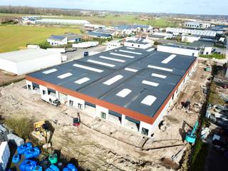 <u><strong>Benaderende AFMETINGEN:</strong></u><br />Breedte: 9,47m x lengte: 28,69m of ±272m²<br /><br /><u><strong>AFWERKING:</strong></u><br /><strong>- Stalen constructie:</strong> gezandstraald, behandeld met lasprimer en voorzien van all meta coating<br /><strong>- Geïsoleerde (10cm PIR) gladde betonpanelen</strong> - EPB-conform<br /><strong>- Scheidingswanden in gladde betonpanelen</strong>, dienst doende als brandmuur (EI60)<br /><strong>- Gepolierde en gewapende betonvloer</strong> (15cm) met XPS vloerisolatie (volgens EPB-normering).<br /><strong>- Geïsoleerd (100mm PIR) plat dak </strong>bestaande uit geprofileerde staalplaten (Steeldeck met roofing)<br />met<strong> centrale lichtstraat</strong> (dubbelwandige polycarbonaat platen (2x 10mm vierwandig), voorzien van rook- en warmteafvoersysteem)<br />- 1 geïsoleerde, <strong>automatische sectionaalpoort</strong> (h: 4,20m; b: 4,50m) met afstandsbediening (één zender)<br />- Per unit is <strong>een raampartij </strong>voorzien en glazen inkomdeur. IDEAAL om nog een kantoorruimte te voorzien.<br />- Extra belasting voor zonnepanelen is voorzien: 15kg/m²<br /><br /><strong>Conform bijlage 6, Brandklasse C!</strong><br />Automatische branddetectie met RWA-luiken<br /><br /><u><strong>NUTSVOORZIENINGEN:</strong></u><br />Stadswater, elektriciteit (40A, 3 x 400V), internet/telefoonkabel van het tellerlokaal tot in de unit, gescheiden rioleringsstelsel voorzien voor afvoer van regen- en afvalwater. <br />Per 2 units is regenwaterput van 10.000 liter voorzien, met aanzuigleiding per unit (zonder pomp).<br /><br /><u><strong>OMGEVINGSWERKEN en TOEGANGSWEGEN:</strong></u><br />Rond de gebouwen zal de buitenaanleg en de groenvoorziening <br /><br /><strong><u>LIGGING:</u></strong><br />- Centrale ligging in West-Vlaanderen<br />- Op slechts enkele kilometers van de autosnelweg E403 (Brugge-Kortrijk), afrit 'Ruddervoorde-Zedelgem'<br />- Op 500m van N32 - verbindingsbaan Brugge-Torhout<br /><br /><u>* Bijzonderheden:</u><br />- Vermelde prijzen zijn exclusief 21% btw, en onroerende voorheffing (conform aanslagbiljet)<br />- Voorziene oplevering:<strong> 1</strong> <strong>februari 2026</strong><br />- Onze referentie op <strong>www.centro-bedrijfsvastgoed.be</strong>: <strong>P0484-11</strong> of contacteer ons op <strong>050 70 01 02</strong>.