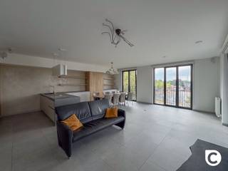 <p><span>Prachtig instapklaar 1- slaapkamerappartement met ruim zonneterras en garagebox in hartje Mortsel</span></p><p><span>Welkom in dit stijlvolle en moderne appartement, gelegen in een recente residentie met lift, midden in het bruisende centrum van Mortsel. Dit instapklare appartement combineert een hoogwaardige afwerking, veel natuurlijk licht en optimaal wooncomfort. Bovendien is een ruime afgesloten garagebox inbegrepen in de huurprijs.</span></p><h3><span>Indeling</span></h3><p><span>Bij het betreden van het appartement komt u terecht in de ruime leefruimte met grote schuiframen die uitgeven op een prachtig terras van ca. 30 m². Dankzij de uitstekende oriëntatie geniet u hier van een indrukwekkend uitzicht en volop natuurlijk licht.</span></p><p><span>De open keuken is volledig uitgerust met moderne inbouwtoestellen en beschikt over een centraal kookeiland met een werkblad in betonlook. De combinatie van warme houtaccenten en een strak design zorgt voor een stijlvolle en gezellige uitstraling.</span></p><p><span>De moderne badkamer is afgewerkt met kwaliteitsvolle materialen en voorzien van een ruime inloopdouche met glazen wand en hoogwaardig sanitair. Daarnaast is er een apart gastentoilet en een praktische berging.</span></p><p><span>Het appartement beschikt over één volwaardige slaapkamer die uitgerust met een ruime ingebouwde spiegelkast die zowel elegantie als extra opbergruimte biedt. De</span></p><p><span>bureau kamer is voorzien van ingemaakte kast. Het royale terras is bereikbaar vanuit zowel de leefruimte als de slaapkamers en vormt een heerlijke plek om te ontspannen en te genieten van het open uitzicht.</span></p><p><span>Op niveau -1 bevindt zich een ruime afgesloten garagebox, inbegrepen in de huurprijs.</span></p><h3><span>Ligging</span></h3><p><span>Het appartement maakt deel uit van een recente residentie met lift en is gelegen in een aangename, groene en voetgangersvriendelijke omgeving. Winkels, scholen, openbaar vervoer en andere dagelijkse voorzieningen bevinden zich op wandelafstand, waardoor u geniet van een uitstekende bereikbaarheid.</span></p><h3><span>Troeven</span></h3><ul><li><span>Instapklaar en modern afgewerkt appartement</span></li><li><span>Ruim terras van ca. 30 m² met prachtig open uitzicht</span></li><li><span>Veel natuurlijke lichtinval</span></li><li><span>Volledig uitgeruste open keuken</span></li><li><span>Praktische berging</span></li><li><span>Vloerverwarming</span></li><li><span>Lift aanwezig</span></li><li><span>Ruime afgesloten garagebox inbegrepen in de huurprijs</span></li><li><span>Centrale ligging in het centrum van Mortsel</span></li><li><span>Gunstig EPC</span></li></ul><p><span>Onmiddellijk beschikbaar</span></p>