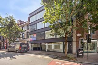 Welkom in het bruisende centrum van Hasselt, waar stadssfeer en charme hand in hand gaan. Aan de gezellige en levendige Aldestraat vind je dit instapklare opbrengsteigendom dat in 2013 volledig gerenoveerd werd met kwalitatieve materialen en oog voor detail.<br /><br />Deze building heeft maar liefst een gevelbreedte van 11 m, is gelegen op een perceel van 84 ca. en bestaat uit een commerciële ruimte en twee bovenliggende appartementen met aparte toegang. Het pand is volledig onderkelderd. Alle units zijn voorzien van aparte nutsvoorzieningen.<br /><br /><u>Een handelsruimte op de gelijkvloerse en 1ste verdieping - bewoonbare oppervlakte van ca. 150 m²:</u><br />Deze veelzijdige commerciële ruimte is verdeeld over twee verdiepingen en biedt alles voor een succesvolle zaak: een aparte opslagruimte, paskamers, een toilet én een kelder van 30 m². Het handelspand is momenteel vrij, dus je kan hier meteen van start gaan!<br /><br />Deze eigendom is ideaal voor ondernemers die op zoek zijn naar een karaktervol pand met rendement, op een toplocatie in het hart van Hasselt – omringd door boetieks, hippe handelszaken en een constant passerend publiek.<br /><br />Interesse of een bezoek plannen? Contacteer Valère Vangeel via 0472 323 424 of mail naar valere@vestio.com.