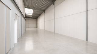 Recente KMO-unit van 400 m² met kantoren en vergaderruimte op toplocatie!<br /><br />Deze recente en kwalitatief afgewerkte KMO-unit, gebouwd in 2020, is uitstekend gelegen in de industriezone aan de Lochtemanweg in Heusden-Zolder. Het pand combineert een functionele bedrijfsruimte met moderne kantoorvoorzieningen en biedt een totale oppervlakte van ca. 400 m², bestaande uit 320 m² magazijn- of stockageruimte en 80 m² kantoorruimte.<br /><br />De bedrijfshal op het gelijkvloers is ideaal voor stockage of logistieke activiteiten en beschikt over een sectionale poort met een vrije hoogte van 6 meter. Verder zijn op het gelijkvloers een toilet en douche voorzien, wat extra praktisch comfort biedt.<br /><br />Op de verdieping bevinden zich twee afzonderlijke kantoren en een vergaderruimte, ingericht met oog voor comfort en functionaliteit. Deze kantoorruimtes worden verwarmd met vloerverwarming en zijn bijkomend uitgerust met airconditioning en ventilatie via plafondunits, wat zorgt voor een aangenaam werkklimaat het hele jaar door.<br /><br />Voor het gebouw zijn bovendien drie privatieve parkeerplaatsen beschikbaar.<br /><br />Pluspunten:<br />- Recente constructie (2020);<br />- Energiezuinige en kwalitatieve afwerking;<br />- 320 m² magazijnruimte + 80 m² kantoorruimte;<br />- Vloerverwarming en airco's voorzien;<br />- Toilet en douche voorzien;<br />- 3 privatieve parkeerplaatsen voor de deur;<br />- Verkoop onder registratierechten en niet onder btw;<br />- Strategische ligging in industriezone Heusden-Zolder.<br /><br />Een ideale opportuniteit voor ondernemers of investeerders die op zoek zijn naar een moderne en multifunctionele bedrijfsunit op een vlot bereikbare locatie.<br />Maatregelen opgenomen in het Maatregelenregister: nee<br /><br />Voor een bezichtiging ter plaatse of meer info, bel ons op 078/78.78.70, of kom gewoon binnen op ons kantoor, steeds welkom!<br />Contactpersoon: Yavuz Özdemir -- 0484 83 32 80