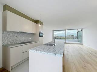 Nieuwbouwpenthouse te huur in Residentie Kolenkaai. Dit stijlvolle appartement combineert een hoogwaardige afwerking met een aangename en hedendaagse woonbeleving. Het geniet van maar liefst twee ruime en zonnige terrassen, ideaal om in alle rust te genieten van de buitenruimte.<br /><br />Het penthouse beschikt daarnaast over twee slaapkamers, een ruime en lichtrijke woonkamer en een moderne open keuken die tot in de kleinste details werd afgewerkt. De kwalitatieve materialen en stijlvolle inrichting zorgen voor een eigentijdse en comfortabele woonomgeving.<br /><br />Project Kolenkaai staat voor ruim wonen in alle comfort en stijl. De kwalitatieve en hedendaagse afwerking met oog voor detail zie je én voel je elke dag. Voor Kolenkaai werd een Energy Service Company (ESCO) opgericht. Daarmee passen we innovatieve en duurzame hernieuwbare-energietechnieken toe. Zo worden de gebouwen verwarmd en passief gekoeld met warmtepompen die hun energie onder andere uit een BEO-veld halen. <br /><br />Indeling: <br />Ondergrondse staanplaats, private kelderberging en gemeenschappelijke fietsenberging.<br /><br />Derde verdiep:<br />- Inkomhal (8m²)<br />- Apart toilet <br />- Slaapkamer 1 (11 m²)<br />- Slaapkamer 2 + aansluitende dressing (17 m²)<br />- Badkamer (7 m²)<br />- berging (3m²)<br />- Keuken (18m²) voorzien van combi-oven, koelkast met diepvriesvakje, vaatwas en spoelbak<br />- leefruimte (24m²)<br />- Noordgericht terras (29m²)<br />- Zuidgericht terras (13m²)<br /><br />Algemeen: <br />- Huurprijs: € 1.400,00/maand<br />- Provisie gemeenschappelijke kosten: € 75,00/maand<br />- Provisie eigen verbruik warm water en verwarming): € 100,00/maand<br />- Onmiddelijk beschikbaar <br />- Volledig geschilderd en voorzien van armaturen en gordijnrails<br /><br />De snelste manier om een bezoek te brengen aan dit pand? Vraag je bezoek aan via de roze knop op onze website (www.dewaele.com) en je wordt gecontacteerd door onze verhuurexpert Steffi.<br /><br />Telefonisch kunnen er geen afspraken gemaakt worden. Bij andere vragen kun je ons telefonisch contacteren via 050 444 999.