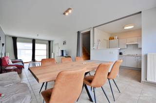 Deze goed onderhouden woning met 3 slaapkamers en tuin treffen we in een doodlopende straat in het centrum van Berchem, deelgemeente van Kluisbergen! Goed gelegen, met tal van voorzieningen in de buurt en een vlotte bereikbaarheid. <br /><br />De <strong>indeling</strong> van de woning is als volgt: We betreden de woning langs de inkomhal met een apart gastentoilet. Aan onze rechterzijde hebben we de ruime woonkamer, die in verbinding staat met de keuken. Verder is er op het gelijkvloers nog een ruime garage en wasplaats, van hieruit is tevens een toegang voorzien naar de ruime tuin. Praktisch is dat de <strong>tuin ook bereikbaar is vanuit de achterliggende straat</strong>.<br /><br />Op de eerste verdieping zijn er <strong>3 slaapkamers </strong>aanwezig, een apart toilet, kleine berging en een badkamer voorzien van wastafel, inloopdouche en ligbad. Verder is er nog een bergzolder aanwezig.<br /><br />Nog even <strong>alle kenmerken </strong>op een rijtje:
<ul>
<li>Bouwjaar 2005</li>
<li>3 slaapkamers</li>
<li>Praktische uitweg achteraan de tuin</li>
<li>Gunstige attesten: EPC B & conforme elektrische installatie</li>
</ul>
Meer info? Contacteer Kyamo De Smet: 0479 06 13 71 of kyamo@immoroman.be