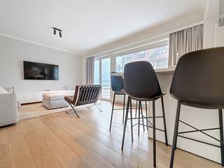 Appartement entièrement rénové, prêt à emménager, offrant une magnifique vue sur la jetée et la rue commerçante, situé au centre dans une rue latérale de la digue à Nieuwpoort-Bad.<br />Disposition : hall d’entrée, salle de bains avec douche à l’italienne, lavabo simple et toilette, séjour lumineux avec vue sur mer, balcon, cuisine ouverte et équipée, ainsi qu’une chambre.<br />L’appartement est vendu avec une cave incluse. Cet appartement est idéal comme résidence secondaire et/ou comme bien d’investissement.