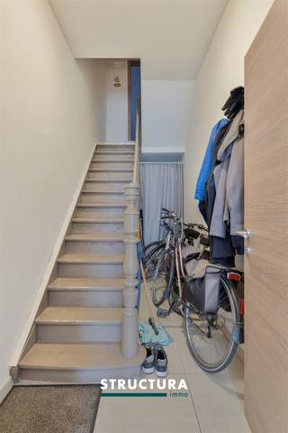 Dit aangename en goed ingedeelde duplex appartement is centraal gelegen in het hart van Lebbeke, op wandelafstand van winkels, horecazaken en andere dagelijkse voorzieningen. Dankzij de combinatie van een praktische indeling, hedendaags comfort en een gunstige ligging vormt dit appartement een ideale thuisbasis.Bij het binnenkomen wordt u verwelkomd in een ruime en lichtrijke leefruimte. De grote raampartijen zorgen voor een aangename natuurlijke lichtinval en creëren een open en gezellige sfeer. Aansluitend bevindt zich de moderne, volledig uitgeruste keuken, die voldoende werk- en opbergruimte biedt.Verder beschikt het appartement over comfortabele slaapkamers en een praktisch ingerichte badkamer met douche. De doordachte indeling en aanwezige bergruimte dragen bij aan het dagelijkse wooncomfort.Een extra troef is het aangename terras aan de achterzijde, waar u in alle rust kunt genieten van een moment buiten.Kortom, een instapklaar appartement dat ruimte, comfort en een uitstekende centrale ligging combineert. Ideaal voor wie op zoek is naar aangenaam wonen in het centrum van Lebbeke.Interesse? Contacteer ons gerust voor meer informatie of een bezoek ter plaatse!