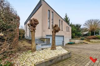 Deze charmante woning in Vissenaken biedt alles wat je zoekt! Gelegen op een ruim perceel van 629 m² combineert deze woning moderne comfort...