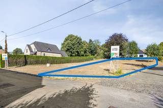<p><strong>Bouwgrond te koop – 11a43 voor halfopen bebouwing in Goetsenhoven</strong></p>
<p>In de rustige en groene <strong>Konijnenbergstraat te Goetsenhoven</strong> bieden wij een prachtig perceel bouwgrond aan van<strong> 11a43</strong> geschikt voor halfopen bebouwing.<br />Deze locatie combineert de charme van landelijk wonen met een vlotte bereikbaarheid naar <strong>Tienen, Leuven en de E40</strong>.</p>
<p>Troeven:</p>
<ul>
<li>
<p>Perceel van <strong>1143 m²</strong></p>
</li>
<li>
<p>Bestemming: <strong>halfopen bebouwing</strong></p>
</li>
<li>
<p><strong>Rustige straat</strong> met beperkte passage</p>
</li>
<li>
<p><strong>Landelijke omgeving</strong> met alle voorzieningen in de buurt</p>
</li>
</ul>
<ul>
<li>
<p>Door de noordwest gerichte tuin geniet u van een schitterende <strong>avondzon</strong>!</p>
</li>
</ul>
<p>Kortom de ideale plek om jouw droomwoning te realiseren!<br /><br />De geafficheerde prijs betreft de prijs voor de bouwgrond zelf. U dient hierbij nog de registratierechten (12%) en de tussenkomst in de nutsvoorzieningen (8.478,17 euro) te rekenen.<br /><br />Benieuwd naar de mogelijkheden? Vraag snel uw bezoek ter plaatse aan of vraag gerust naar de bouwvoorschriften!</p>