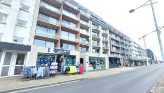 In het centrum van Bredene duinen in een moderne residentie bevindt zich ditlichtrijk en ruim woon appartement met open zicht op de duinen en...