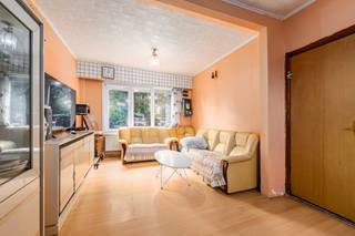 <p>Appartement in het centrum van Hamme, nabij scholen en openbaar vervoer.</p>

<p>Dit appartement combineert een praktische indeling met een centrale ligging in Hamme. Dankzij de drie slaapkamers biedt deze woning heel wat mogelijkheden voor gezinnen, koppels of wie extra ruimte zoekt voor een bureau of hobbykamer. De ligging vlak bij scholen, winkels en openbaar vervoer zorgt voor een vlotte dagelijkse verplaatsing en extra wooncomfort. Bovendien beschikt het appartement over een functionele keuken met ingemaakte kasten en een deels onderkelderde ruimte met aansluitingen voor wasmachine en droogkast. Een interessante opportuniteit voor wie comfortabel wil wonen in een goed bereikbare omgeving.</p>

<p> </p>

<p>Belangrijkste ruimtes:<br />• Woonkamer met aangename leefruimte<br />• Keuken voorzien van gasfornuis en ingemaakte kasten<br />• 3 slaapkamers met diverse indelingsmogelijkheden<br />• Badkamer met douche, toilet en enkele wastafel<br />• Deels onderkelderde kelder met aansluiting voor wasmachine en droogkast</p>

<p> </p>

<p>Troeven:<br />• Centrale ligging in Hamme<br />• Nabij scholen en openbaar vervoer<br />• 3 volwaardige slaapkamers</p>

<p> </p>

<p>Neem vandaag nog contact op met je ERA-makelaar voor een bezoek.</p>

<p> </p>

<p>JOUW DROOMAPPARTEMENT. ZO GEVONDEN!</p>