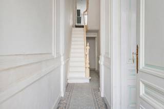 <p><strong>Te renoveren herenhuis met authentieke charme in Hoboken</strong></p>
<p>Op zoek naar een karaktervolle woning ? Dit deels te renoveren herenhuis biedt een unieke kans om een stijlvol en modern woing te realiseren, met behoud van authentieke elementen en royale ruimtes. De huidige eigenares heeft bepaalde zaken al vernieuwd zoals: verwarming, badkamer, bepaalde muren en plafonds. Helaas zijn de werken stilgevallen, wat een oppurtiniteit voor u is.</p>
<p><strong>Ideale ligging</strong><br />Gelegen in een rustige maar centrale buurt van Hoboken, geniet je hier van de perfecte combinatie van stadsleven en wooncomfort. Scholen, winkels, openbaar vervoer en grote invalswegen bevinden zich op korte afstand, waardoor deze locatie bijzonder praktisch is voor gezinnen en pendelaars.</p>
<p><strong>Ruimte en lichtinval</strong><br />Bij binnenkomst in de woning word je verwelkomd door een ruime inkomhal met authentieke tegels die leidt naar een open leefruimte met hoge plafonds en lange deuren. Dankzij de grote ramen geniet je hier van een aangename lichtinval en een ruimtelijk gevoel. De aansluitende keuken biedt volop mogelijkheden om een moderne, functionele kookruimte te creëren. Vanuit de keuken bereik je de gezellige tuin, die westelijk georiënteerd is en een heerlijke plek vormt om te ontspannen.</p>
<p><strong>Indeling</strong><br />✔ <strong>Gelijkvloers</strong>: Inkomhal, ruime leefruimte, keuken met toegang tot de tuin.<br />✔ <strong>Tussenverdieping</strong>: Douchekamer met lavabo en toilet.<br />✔ <strong>Eerste verdieping</strong>: Twee ruime slaapkamers met veel natuurlijk licht.<br />✔ <strong>Tweede verdieping</strong>: Nog eens twee volwaardige slaapkamers.<br />✔ <strong>Kelder</strong>: Droog en hoog, ideaal als extra opslagruimte of wijnkelder.</p>
<p><b>EPC: 245KwH/m²/jaar.</b></p>
<p>Ben jij klaar om van deze woning een unieke thuis te maken? Contacteer ons voor meer informatie of een bezichtiging!</p>