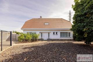 Ruime villa met vier slaapkamers in Herentals! <br /><br />Deze woning bestaat uit een ravissante inkomhal met gastentoilet, woonkamer, volledig ingerichte keuken, badkamer (voorzien van douche, bad, toilet en wastafel), berging/wasplaats, kelder, vier slaapkamers, zolder, voor- en achtertuin, terras en ruime garage. <br /><br />Alle verbruik is individueel.<br /><br />De woning is onmiddellijk beschikbaar!<br /><br />De EPC-waarde bedraagt 237 kWh/m² (Label C). <br /><br />Meer info vindt u op www.debaco.be of bel ons op 014/73.77.77 voor een bezoek ter plaatse!