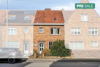 In the Hoogstraat, an important access road to lively Rumbeke, we find this nice home. This house was built in 1959 and sits on a 254 m² plot. The house is within walking distance of, among others, the city center, the De Vlieger Municipal Primary School and the Sterrebos. The main connecting roads and numerous shops are also easily accessible. An ideal location! The house can be renovated and, thanks to its strong location and the practical way out through the garage, it offers many possibilities. Layout:*Ground floor: - Entrance hall with separate toilet - Living room with sitting area and dining area - Kitchen *Basement: dry storage cellar*First floor: - 3 spacious bedrooms - Bathroom *Attic:- Fixed staircase available - Possibility to create extra rooms*Behind: - Sunny garden - Exit via garden gate and garage (with new gate) + associated storage Advantages: - Central location near the center of Rumbeke - Expansion options thanks to the large attic with a fixed staircase - Practical way out through the garden and garage Looking for a home with potential in Rumbeke? Contact us today!The property is offered through the Pre-sale formula. On 28/03/2026 between 10:00 and 11:00, you can come visit the property by appointment and make an offer. The listed price is a starting price. For further information, please contact the property agent.This property is subject to the renovation obligation imposed by the Flemish government for residential buildings (unless demolished within 5 years of purchase). For more information, consult the website of the Flemish Energy and Climate Agency at https://www.vlaanderen.be/een-woning-kopen/renovatieverplichting-voor-residentiele-gebouwen