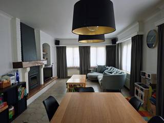 <br />Halfopen bebouwing gelegen vlakbij het centrum van Essen-Wildert. Het bos "Wildertse duintjes" is vlakbij gelegen. <br />•4 Slaapkamers<br />•1 badkamer met bad, douche, wc en dubbele <br /> lavabo. <br />•Woonkamer met ingebouwde kachel en open <br /> keuken met vernieuwde toestellen. <br />•Apart gastentoilet<br />•Inpandige garage<br />•2 grote bergruimtes incl. aanrecht met spoelbak<br />•Aangelegde tuin die volledig omheind is<br />•Carport met toegang via een certitude weg.<br />•Tuin te bereiken via zijkant van de woning. <br />•Serre<br />•2 Tuinhuizen<br />•Grote zolder<br />•Alle ramen zijn voorzien van rolluiken<br />