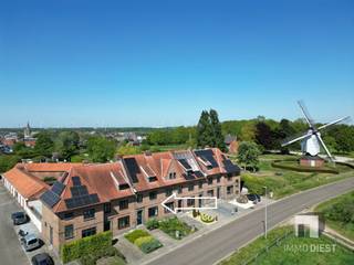 Bienvenue dans cette charmante propriété à Tessenderlo-Ham, un quartier calme et verdoyant avec un emplacement vraiment unique. Cette propriété offre une combinaison parfaite de confort et de caractère, idéale pour ceux qui recherchent un cadre de vie agréable.Avec une surface habitable totale de 206m² répartie sur un terrain de 289m², cette propriété offre une combinaison parfaite de confort et de caractère, idéale pour ceux qui recherchent un cadre de vie agréable.L'intérieur présente des pièces lumineuses et modernes qui sont accueillantes. La salle à manger est dotée de grandes fenêtres qui laissent entrer la lumière naturelle.La cuisine est pratique et bien équipée avec des armoires vertes, un four et un lave-vaisselle. Tous les appareils nécessaires sont disponibles pour cuisiner confortablement et vivre au quotidien.Derrière la maison se trouve un parc avec des jardins verdoyants et des vues sur le moulin emblématique. Il s'agit d'un cadre idéal pour la détente et les loisirs de plein air. Le jardin est entièrement clôturé et équipé d'un portail pour accéder au garage.les atouts de cette propriété exceptionnelle :Emplacement-Situation résidentielle-Situation favorable (proche du centre/écoles/commerces/entrées)-Jardin entièrement aménagé et accessible par l'arrièreTechnologie du bâtiment-Maison de caractère-Finition solide-Hauts plafondspremier étage à part entièreEnergétiquetoit bien isolé (double)-Maison à faible consommation d'énergie-EPC favorable 192 kWh/m² an - Label BConfort-Coffre de garageAppelez Immo Diest 013/31.25.22, nous vous aiderons avec le sourire.