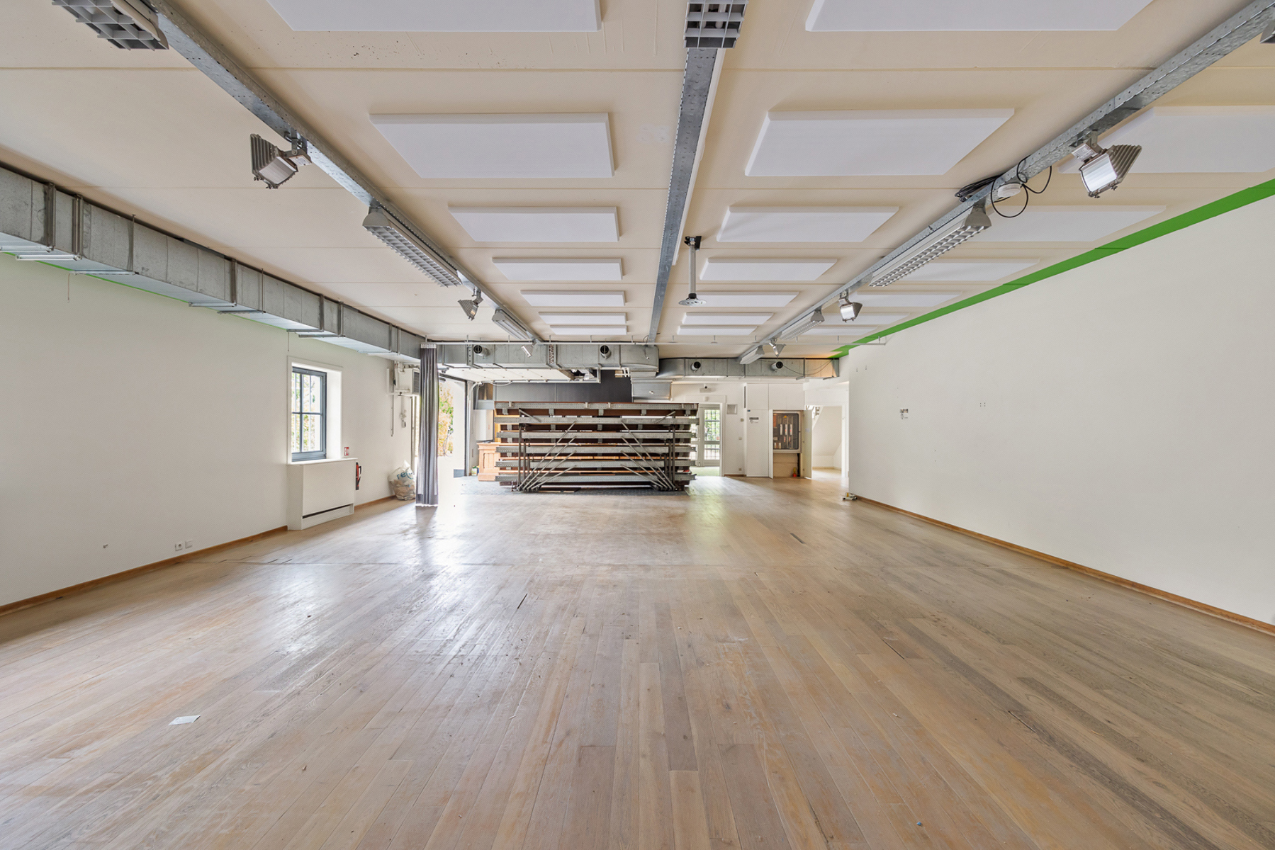 KANTOOR GEBOUW MET VEEL RUIMTE EN PARKING - foto 4