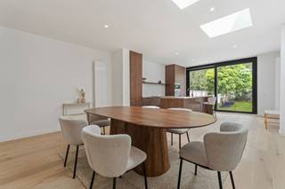 <p><span>Deze gerenoveerde woning is gelegen in een rustige staat middenin de gegeerde wijk rond het Boelaerpark. </span><span>Op wandelafstand vindt u winkels, scholen, openbaar vervoer en gezellige horecazaken, terwijl u dankzij de vlotte verbinding met de Antwerpse Ring en het stadscentrum overal snel geraakt. </span></p><p><span> </span></p><p><span>U betreedt de woning via de inkomhal. Rechts heeft u de ruime garage met automatische poort. Daarachter ligt de ruime leefkeuken met aparte bureauhoek. De keuken is volledig geïnstalleerd met alle toestellen en kijkt uit op de grote tuin. De tuin is ca 90m² groot, heeft een oostelijke oriëntatie en kijkt achteraan uit op de hoge bomen van het Boelaerpark. </span></p><p><span> </span></p><p><span>Op de eerste verdieping treffen we het salon, welke tevens kan gebruikt worden als slaapkamer. Verder is er nog een slaapkamer met terras en de eerste badkamer. </span></p><p><span> </span></p><p><span>Op de tweede verdieping zijn er nog 2 volwaardige slaapkamers en een badkamer met bad en douche. </span></p><p><span> </span></p><p><span>Ondergronds is er tevens nog een handige kelder. </span></p><p><span> </span></p><p><span> </span></p>