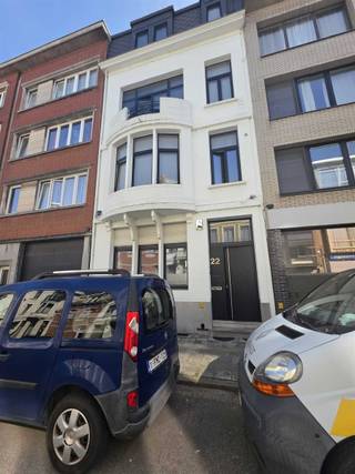 <p><span>Borgerhout: Unieke Loft met Stadstuin nabij Boelaerpark</span></p><p><span>Op zoek naar rust, ruimte én karakter?<br />Deze prachtige, instapklare loft op het gelijkvloers combineert een open en lichtrijke indeling met een verrassend groene stadstuin, een zeldzame combinatie in de stad.</span></p><p><span>Gelegen op een toplocatie, geniet u hier dagelijks van een oase van rust, met alle voorzieningen binnen handbereik.</span></p><p><span>Troeven van deze loft:</span></p><p><span>Open &amp; lichtrijk wonen</span><span><br />Ruime leefruimte met een open indeling en grote raampartijen die zorgen voor een aangename lichtinval en een echt loftgevoel.</span></p><p><span>Open uitgeruste keuken</span><span><br />Moderne open keuken, ideaal om te koken en tegelijk in contact te blijven met uw gasten.</span></p><p><span>Comfortabele badkamer</span><span><br />Ruime afgesloten badkamer voorzien van een stijlvolle inloopdouche en toilet.</span></p><p><span>Unieke stadstuin met vijver</span><span><br />Vanuit de leefruimte stapt u rechtstreeks uw privatieve tuin in. De aangelegde vijver zorgt voor rust en sfeer.</span></p><p><span>Topligging</span><span><br />Rustig gelegen, op wandelafstand van het Boelaerpark, met vlotte verbinding naar openbaar vervoer, winkels en belangrijke invalswegen.</span></p><p><span>Praktische info:</span></p><p><span>Beschikbaar: onmiddellijk<br />Huurprijs: 1.200/maand</span></p><p><span>Ervaar zelf de unieke combinatie van ruimte, licht en rust.</span><span><br />Contacteer ons vandaag nog voor een bezoek dit is een opportuniteit die u niet wilt missen.</span></p>