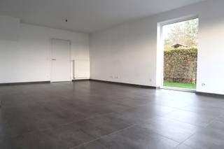 Op zoek naar een ruime, instapklare woning op een rustige ligging? Deze charmante halfopen bebouwing in Gistel biedt het allemaal!Binnenkomend word...