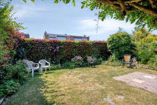 Op zoek naar een charmante woning aan de stadsrand van Tongeren? Deze woning, op wandelafstand van het centrum én dicht bij scholen en winkels, biedt het perfecte evenwicht tussen stadsleven en rust.<br /><br />Deze woning werd gebouwd in 1966 en werd reeds energetisch verbeterd met dakisolatie voor de woning met 12 cm PUR (niet de garage) en muurisolatie. Door ook het dak van de garage te isoleren voldoet u reeds aan de renovatieverplichting.<br /><br />INDELING: <br />x inkomhal met gastentoilet en vestiaire; <br />x gezellige leefruimte met open haard; <br />x ruime ingerichte keuken; <br />x open doorgang naar de brede veranda.<br /><br />Verdieping: <br />x 3 slaapkamers: 3m50 x 3m55, 3m50 x 3m55 en 2m50 x 2m40; <br />x badkamer met bad.<br /><br />x Gedeeltelijk kelder. <br /><br />x Garage met handige sectionaal poort en doorgang naar de veranda. <br /><br />x Mooie tuin met terras, ideale plek om te ontspannen en te genieten van zonnige dagen. <br /><br />INTERESSE? <br />Heb je interesse in deze mooie woning? Aarzel niet en plan snel je bezoek via 012 23 00 23 of mail uw vragen aan roland@immo-leroi.be.