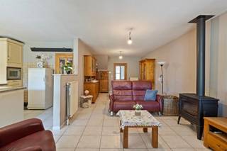 <h2><span>Charmante maison pour jeunes couples dans le centre d'Audenarde</span></h2><p><span>Vous recherchez un logement prêt à emménager dans un emplacement de choix ? Alors cette maison chaleureuse située au cœur d’Audenarde mérite sans aucun doute une visite. Grâce à son </span><span>label EPC B</span><span>, </span><span>aucune rénovation n’</span><span> est </span><span>obligatoire</span><span>, et le fait que la maison soit </span><span>exempte d’amiante</span><span> représente </span><span> un souci en moins pour le nouveau propriétaire.</span></p><p><span>Le hall d'entrée, doté de toilettes pour invités, donne accès au salon spacieux et lumineux, équipé d'une cuisine ouverte entièrement aménagée. La véranda attenante constitue un agréable espace de vie supplémentaire et offre une belle transition vers l'extérieur.</span></p><p><span>L’ancien garage a été aménagé de manière pratique en bureau ou local technique et dispose en outre d’un débarras supplémentaire et de placards intégrés, ce qui est idéal pour ceux qui ont besoin d’espace de rangement supplémentaire ou d’un espace de travail à domicile.</span></p><p><span>Au premier étage se trouvent trois chambres à part entière, une buanderie séparée et une salle de bains soignée avec des toilettes supplémentaires.</span></p><p><span>À l’extérieur, vous profiterez d’une cour urbaine agréable et ensoleillée où vous pourrez vous détendre en toute tranquillité ou prendre un repas convivial.</span></p><p><span>Sa situation centrale, à quelques pas des commerces, des écoles, des restaurants et des transports en commun, rend ce logement particulièrement attrayant pour les jeunes couples, les jeunes familles ou les investisseurs à la recherche d’un logement sans souci et économe en énergie dans le centre animé d’Audenarde.</span></p><p><span>Atouts :</span></p><ul><li><span>Logement prêt à emménager</span></li><li><span>Label EPC B, aucune obligation de rénovation</span></li><li><span>Sans amiante</span></li><li><span>3 chambres à part entière</span></li><li><span>Bureau/local technique avec débarras supplémentaire</span></li><li><span>Cour intérieure ensoleillée</span></li><li><span>Panneaux solaires</span></li><li><span>Stores pare-soleil aux fenêtres</span></li></ul><p><span> </span></p><p><span> </span></p><p><span>Prenez rendez-vous via jurgen@immodhondt.be</span></p>