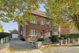 Ontdek deze solide woning met tuin, gelegen te Grimbergen. Dit renovatieproject biedt een uitstekende basis voor wie op zoek is naar een karaktervolle woning met veel potentieel. De locatie is ronduit top: in een vernieuwde straat met veel groen, op wandelafstand van winkels, openbaar vervoer, goede verbindingen met de RING en A12 en het centrum van Grimbergen, Meise en Wolvertem.IndelingDe woning bestaat uit een inkomhal, leefruimte met veel lichtinval en aansluitend een eetkamer, keuken, wasberging, wc en polyvalente ruimte. Op de eerste verdieping bevinden zich drie slaapkamers en een badkamer met ligbad, lavabo en toilet.De zolder is bereikbaar via een vaste trap en biedt tal van inrichtingsmogelijkheden — extra slaapkamers, bureau of hobbyruimte, naar wens te moderniseren. Daarnaast beschikt de woning over een kelder, een garage met oprit voor meerdere wagens en een goed onderhouden tuin waar het heerlijk vertoeven is.Karakteristieken- Perceel: 4a 09ca- Solide constructie met veel potentieel- 3 kamers- In te richten zolder met extra mogelijkheden- Garage en oprit- Ruime tuin met privacy- Ideale ligging nabij centrum, winkels, scholen en openbaar vervoer- EPC F, aldus renovatieplicht binnen 5jDeze woning is de perfecte kans voor wie op zoek is naar een degelijke gezinswoning met karakter en de wens heeft om alles naar eigen smaak te vernieuwen. Dankzij de gunstige ligging en het potentieel vormt dit pand een uitstekende investering voor de toekomst.Contacteer ons snel voor een bezoek via 02 460 80 46 of info@structura.be