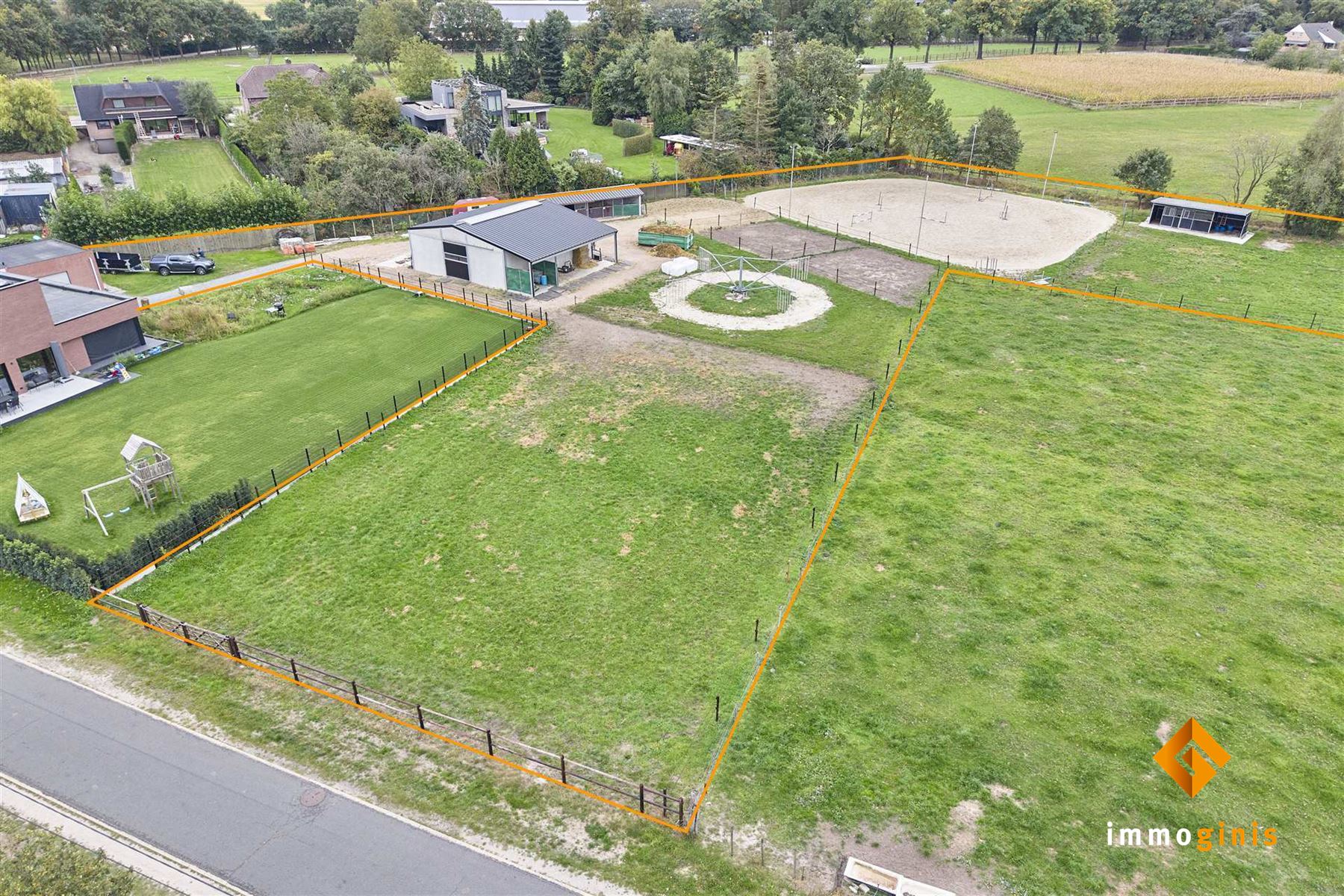 Ruime, gerenoveerde woning met 6 slaapkamers en loods (180m²) op een perceel van 71a44ca. - foto 2