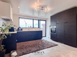 Dit ruime appartement, gelegen aan De Platse in Sint-Andries, werd in 2021 volledig gerenoveerd met bijzondere aandacht voor functionaliteit...
