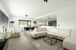 Exclusieve villa met moderne elegantie en ruimte om te ademen<br /><br />Op een uitgestrekt perceel van 5.209 m², omringd door groen en privacy, staat deze volledig gerenoveerde villa van 229 m², een huis dat design, comfort en duurzaamheid naadloos combineert. In 2022 werd geen detail overgeslagen: hoogwaardige materialen, een strakke moderne afwerking en stalen binnendeuren creëren een tijdloze, elegante sfeer die elke ruimte karakter geeft.<br /><br />De aangelegde tuin en paardenweide vormen een idyllisch kader voor ontspanning, hobby of buitenactiviteiten. Een losstaande garage van 42 m² in houtskeletbouw biedt extra ruimte voor voertuigen of creatieve projecten.<br /><br />Technisch is deze woning een toonbeeld van moderne efficiëntie: een warmtepomp voor koeling en verwarming, twee regenputten en een boorput voor watervoorziening, en een hoogwaardige isolatie van dak en spouwmuren resulteren in EPC A (100). Bovendien is de woning volledig asbestveilig.<br /><br />De ligging combineert rust en privacy met gemakkelijke bereikbaarheid van voorzieningen, op slechts 15 minuten van Knokke en vlakbij de Nederlandse grens. Hier woon je in alle sereniteit, zonder ooit concessies te doen aan stijl of comfort.<br /><br />Deze villa is meer dan een huis: het is een levensstijl. Ruimte, licht, luxe en moderne elegantie vloeien samen tot een thuis dat uitnodigt om te ontspannen, te ontvangen en te genieten – een zeldzame kans voor wie alleen het allerbeste accepteert.