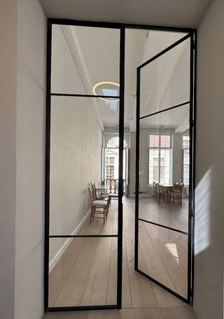 TE HUUR - GENT. Op een rustige en uiterst gegeerde ligging in het historische centrum van Gent bevindt zich dit prachtig duplex-appartement met twee slaapkamers en een aangenaam dakterras. Het appartement werd afgewerkt met oog voor detail en kwaliteit en straalt dankzij de stijlvolle materialen en warme inrichting een bijzonder gezellige sfeer uit.<br /><br />Via de inkomhal met gastentoilet bereikt u de ruime en lichtrijke leefruimte met gezellige eethoek en aansluitend een ingerichte keuken. Verder beschikt het appartement over een praktische bijkeuken/wasruimte. Op de verdieping bevinden zich twee volwaardige slaapkamers en een comfortabele badkamer voorzien van ligbad en douche. Het zonnige dakterras vormt een heerlijke plek om in alle rust te genieten.<br /><br />Een charmant en kwalitatief appartement voor wie stijlvol en rustig wil wonen in het hart van Gent.<br /><br />Huurprijs: € 1.875/maand + € 125/maand algemene kosten.