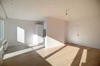Seulement un contrat de 9 ans.

Appartement moderne avec 2 chambres à proximité du cimetière d'Ixelles. 

Troisième étage : Hall d'entrée (7m²) avec toilette séparée (2m²) et buanderie (2m²) avec toilette supplémentaire, séjour (35m²) avec cuisine ouverte (réfrigérateur, congélateur, lave-vaisselle, four, plaque de cuisson, hotte), chambre 1 (14m² ) avec placards intégrés, salle de bains (4m²) (douche dans la baignoire, 2 lavabos intégrés), chambre 2 (11m²). 

Autres informations : Double vitrage, chauffage au gaz, cave (2m²),…
 
Forfait de 100 euros pour les charges communes. 

Idéalement situé dans un quartier agréable à deux pas du cimetière d'Ixelles, de la VUB, de l'ULB, des commerces et supermarchés.
