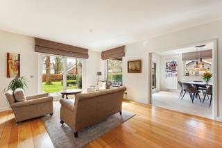 <p>Gelegen in een rustige straat in het gegeerde Hertebos bevindt zich deze instapklare illa op een perceel van ca. 1.236 m².</p>
<p><br /><br /></p>
<p><span><strong>Indeling</strong><br /><br /></span>Inkomhal met vestiaireruimte - gastentoilet met handenwasser - leefruimte op parket, ingedeeld in een salon met gashaard (2017) en eetkamer (momenteel ingericht als tweede zithoek/leeshoek) - nieuwe (2024), volledig geïnstalleerde leefkeuken met werkeiland en aanrecht in Dekton (ruime spoelbak - inductieplaat - dampkap - ruime oven - koelkast - vaatwasser). Via een schuifraam is er toegang tot het overdekte terras met terrasverwarming, een ruim terras en de tuin. Grenzend aan de keuken bevindt zich een zeer ruime berging/wasplaats/huisvestiaire met dienstingang, een koele berging en de inpandige garage met directe toegang tot de dubbele carport.</p>
<p><br /><br /></p>
<p><span><strong>Verdieping 1<br /><br /></strong></span>Hoofdslaapkamer met dressing en badkamer en suite. De badkamer is uitgerust met een ligbad, ruime douche en dubbele lavabo.</p>
<p>Slaapkamers 2 en 3 maken gebruik van badkamer 2 met douche, ligbad en lavabo. Apart nachttoilet op de gang.</p>
<p><br /><br /></p>
<p><span><strong>Verdieping 2<br /><br /></strong></span>Open polyvalente ruimte met aansluitend een grote slaapkamer (4), voorzien van lavabo.</p>
<p></p>
<p>Het terras en de tuin zijn zuid georiënteerd en bevinden zich aan de voorzijde. Achteraan is er een kleinere tuin met volledige privacy.</p>
<p></p>
<p>Zeer praktische en goed onderhouden woning op toplocatie in 's-Gravenwezel.</p>
<p><br /><br /></p>
<p><span><strong>Bijzonderheden</strong></span><br /><br />Centrale verwarming op aardgas (HR-ketel Vaillant) - houten ramen - dubbele beglazing - vliegenhorren - vernieuwde dakgoten en afvoeren (2014) - waterontharder - volledig nieuwe keuken met bevloering in microtopping (2024) - geïsoleerde spouwmuren - geïsoleerd dak - automatische garagepoort (2024) – dak coating (2024) - kruipruimte - tuinberging - fietsenberging - EPC 246 kWh/m² - label C - Vg-Vv-Wp-Gmo-Gvkr-Gworg.</p>