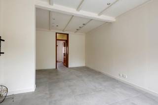 We treffen deze woning in het centrum van Hove. De Lintsesteenweg ligt op wandelafstand van het centrum, met restaurant Hove Centraal letterlijk om de hoek. Het treinstation is in 11 minuten te voet bereikbaar en biedt een rechtstreekse verbinding naar zowel Antwerpen (9 km) als Brussel. Wie liever fietst, maakt gebruik van de fietsostrade Antwerpen-Mechelen. De buurt combineert een landelijk karakter met villawijken en een rijke bouwhistorie, omgeven door groen en bossen. Scholen, winkels en openbaar vervoer zijn allemaal vlot bereikbaar.<br />
<p>De woning omvat op het gelijkvloers een inkomhal met links een polyvalente ruimte die dienst kan doen als extra leefruimte, fietsenberging of wasplaats. Rechts bevindt zich de woonkamer op tegels met aansluitend een zeer ruime keuken die voldoet aan hedendaags comfort en extra licht geniet dankzij de lichtkoepel. Verder is er een apart toilet en een verzorgde koer als buitenruimte.</p>
<p>Op de eerste verdieping zijn er twee volwaardige slaapkamers en een derde kamer van waaruit de trap naar de zolder vertrekt. De badkamer is uitgerust met een dubbel badkamermeubel en een ligbad. De tweede verdieping biedt een ingerichte zolderruimte op laminaat.</p>
<p>EPC: 281 kWh/m²/jaar.</p>