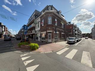<p>Deze charmante hoekwoning/handelspand geniet van een uitzonderlijke ligging in het centrum van Roeselare, op een steenworp van de Grote Markt. De woning biedt heel wat ruimte en mogelijkheden.</p>
<p><strong>Indeling:</strong><br />lichtrijke leefruimte met eet- en zithoek, ruime keuken, koer/stadstuin en garage met zolderruimte.<br />Op de eerste verdieping een grote slaapkamer en ruime overloop met mogelijkheid tot badkamer, via de vaste trap bereikt u de ruime zolder, met mogelijkheid tot 2 extra slaapkamers.</p>
<p>De hoekligging zorgt voor een uitweg via de garage en een zijpoortje. Verder beschikt de woning over dubbele beglazing in PVC en een grote, droge kelder.</p>
<h3><strong>Extra troeven</strong></h3>
<ul><li>conform elektriciteitsattest tot 2044</li><li>Unieke ligging in het centrum van Roeselare</li><li>Op een steenworp van de Grote Markt</li><li>Hoekwoning met uitweg via garage en zijpoortje</li><li>Ruime garage met zolderruimte</li><li>Zolder met mogelijkheid tot 2 extra slaapkamers</li><li>Mogelijkheid tot badkamer op de eerste verdieping</li><li>Dubbele beglazing in PVC</li><li>Grote, droge kelder</li><li>Koer/stadstuin</li><li>Op wandelafstand van scholen, winkels, het station en de Grote Markt</li></ul>
<p><strong>Een woning met karakter en potentieel, ideaal voor wie centraal wil wonen.</strong><br /><br />bij deze woning geldt de renovatieplicht</p>
