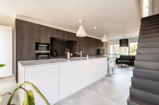 Recent gebouwd in <strong>2017</strong> is dit <strong>energiezuinige luxe appartement</strong> een bezoekje waard.<br /><br />Op het gelijkvloers wordt u verwelkomd in een<strong> ruime inkomhal met gastentoilet</strong>. Verder vindt u hier een <strong>praktische wasplaats</strong> en een extra ruimte die perfect kan dienen als <strong>bureau, hobbykamer of logeerkamer</strong>.<br />De<strong> lichtrijke leefruimte</strong> vormt het hart van de woning en omvat een <strong>gezellige zithoek</strong>, een <strong>ruime eetplaats en een moderne, volledig uitgeruste keuken</strong>.<br />Dankzij de <strong>grote raampartijen</strong> geniet u van een overvloed aan natuurlijk licht en een <strong>prachtig uitzicht</strong>.<br />Aansluitend bevindt zich het <strong>zonnige terras, voorzien van zonnescreens</strong> aan de ramen en een <strong>handige buitenberging.</strong><br /><br />Op de <strong>eerste verdieping</strong> bevinden zich <strong>twee comfortabele slaapkamers, beide uitgerust met airconditioning.</strong> Eén van de slaapkamers beschikt bovendien over een <strong>indrukwekkend panoramisch raam</strong> dat een <strong>uniek uitzicht biedt op de omgeving</strong>.<br />De <strong>stijlvolle badkamer</strong> is ingericht met een <strong>inloopdouche, een lavabomeubel en een toilet.</strong><br /><br />Een extra troef is de <strong>ruime kelderberging van circa 10 m²</strong>, die eenvoudig bereikbaar is via de lift.<br />Achteraan het gebouw bevindt zich de <strong>afgesloten garage</strong>, gelegen op een privatief domein en voorzien van water- en elektriciteitsaansluiting. Deze kan apart aangekocht worden (35.000€). <br />Daarnaast beschikt u over een <strong>gezellige private stadstuin, ideaal om in alle rust te ontspannen.</strong><br />Via het achterliggende domein heeft u rechtstreeks toegang tot de <strong>beukendreef, </strong>waar u kunt genieten van <strong>prachtige vergezichten</strong> en een <strong>groene omgeving</strong>.