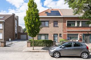 Deze ruime woning biedt een aangename combinatie van comfort, ruimte en een praktische indeling. Met een EPC-label B, een conforme elektrische installatie en een laadpaal is ook op technisch vlak alles goed voorzien.<br /><br />Via de inkomhal kom je in de grote leefruimte, met een aparte keuken en eetplaats. De eetplaats sluit rechtstreeks aan op de volledig afgewerkte veranda, die als extra leefruimte kan worden gebruikt en uitkijkt op de leuke tuin.<br /><br />Op de eerste verdieping bevindt zich een bijzonder ruime masterbedroom met een aparte dressing. Daarnaast zijn er een mooie badkamer en een tweede slaapkamer.<br />De tweede verdieping telt nog twee slaapkamers, waardoor de woning in totaal vier slaapkamers heeft.<br /><br />Airco in de masterbedroom en gelijkvloers. <br /><br />Buiten beschikt de woning over een aangename tuin, een oprit voor 2 wagens en een grote berging. <br /><br />Contacteer Top Vastgoed voor een bezoek op 0475 700 700.