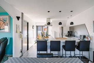 <p><span>DESTELBERGEN - </span><span>Ben je op zoek naar een lichtrijk duplex appartement met ruim en zonnig terras te huur in centrum van Destelbergen?<br />Dan is dit appartement misschien iets voor u.</span></p><p><span> </span></p><p><span>Enkele troeven op een rij:</span></p><ul><li><span>Gelegen in de bruisende winkelstraat van Destelbergen, vlakbij de op- en afrit van de R4</span></li><li><span>Veel opbergruimte dankzij de grote en polyvalente ruimtes</span></li><li><span>Energiezuinig (EPC: 244 kWh/m²) en voorzien van zonnepanelen </span></li></ul><p><span> </span></p><p><span>De indeling gaat als volgt:<br />Gelijkvloers: </span><span><br />Ruime polyvalente ruimte met die kan gebruikt worden als opslagruimte. </span><span><br />1ste verdieping: </span><span><br />Grote open ruimte die flexibel kan worden ingevuld als extra woonruimte, hobbyruimte. Daarnaast bevinden zich op dit niveau 3 volwaardige slaapkamers. </span><span><br />2de verdieping:<br /></span><span>Gezellige leefruimte met veel lichtinval en een uiterst moderne, volledig uitgeruste keuken. Vanuit de leefruimte heeft u toegang tot een groot zonneterras. Daarnaast is er  een moderne badkamer en een aparte wasplaats aanwezig. </span></p><p><span> </span></p><p><span>Belangrijk:<br /></span><span>EPC: 244 kWh/m²<br />Huurprijs: €1000 per maand<br />Beschikbaar: onmiddellijk </span></p><p><span>Voor een bezoek ter plaatse, vul zeker uw huurdersprofiel in via onze website.</span></p><p><span> </span></p><p><span> </span></p><p><span> </span></p><p><span> </span></p>