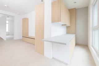 <p>Op een steenworp van de Hallepoort, in een levendige wijk die gegeerd is om haar mobiliteit, handelszaken en typisch Brusselse sfeer, bevindt zich een kleine, volledig gerenoveerde mede-eigendom. Op de 1e verdieping biedt dit 2-slaapkamerappartement van ± 64 m² een uitstekende ligging, veel lichtinval, functionaliteit en een onberispelijke staat.<br />Vanaf de inkom is het meteen duidelijk: een instapklaar pand. Natuurlijk licht stroomt door de woonkamer van ± 20 m², benadrukt het warme parket en de strakke lijnen van de ruimte. Ingebouwde kasten zorgen voor een ordelijk en optimaal ingericht interieur. De volledig uitgeruste open keuken sluit harmonieus aan op de leefruimte. Modern en functioneel, met een ontbijthoek, ideaal voor drukke ochtenden en gezellige avonden met vrienden.<br />Het nachtgedeelte omvat twee comfortabele slaapkamers (± 12 m² en ± 10 m²), beide met parket, in een rustige en aangename sfeer. De hedendaagse douchekamer en het toilet bieden het moderne comfort dat men zoekt.<br />Praktisch: balkon, fietsenberging en privatieve kelder vervolledigen het geheel. Volledig vernieuwd met kwaliteitsmaterialen is dit een echte sleutel-op-de-deurwoning, ideaal voor eigen bewoning of als investering dankzij de strategische ligging en de totale renovatie van het gebouw. EPC: D (voorlopige score). Oppervlaktes indicatief.<br /><br />Voorzieningenkosten: te bepalen – nieuwe mede-eigendom in oprichting.</p>
<p><span>1e verdieping</span> :</p>
<ul>
<li>Woonkamer ± 20 m² (parket)</li>
<li>Super ingerichte keuken ± 6 m² (tegelvloer)</li>
<li>Balkon</li>
<li>Slaapkamer 1 ± 10 m² (parket)</li>
<li>Slaapkamer 2 ± 12 m² (parket)</li>
<li>Douchekamer ± 4 m² (parket)</li>
<li>WC</li>
</ul>
<p>Kelder<br />Fietsenberging</p>