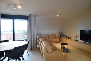 Op een uitstekende en centrale ligging, vlak bij de kerktoren van Lendelede, bevindt zich dit bijzonder stijlvolle appartement in Residentie Baekelandt.<br />Deze kleinschalige residentie werd gebouwd in 2021 en biedt u een aangename woonomgeving.<br /><br />Dit exclusieve appartement onderscheidt zich door zijn ruimtegevoel en hoogwaardige afwerking.<br />Zowel de lift als trap bereiken rechtstreeks het appartement.<br /><br />Indeling als volgt:<br />Bij het binnenkomen wordt u verwelkomt in een inkomhal met vestiaire en afzonderlijk toilet.<br />De lichtrijke leefruimte biedt plaats aan een gezellige zithoek en eetplaats. Grote raampartijen zorgen voor een overvloed aan natuurlijk licht en versterken het open karakter.<br />Volledig geïnstalleerde open keuken met aanpalende wasplaats / berging.<br /><br />We beschikken hier over 2 volwaardige slaapkamers, waarvan 1 slaapkamer is ingericht met ingemaakte kasten, bureau en bed. Daarnaast is er nog een dressing met op maat gemaakte kasten.<br /><br />Een absolute troef is het gezellige, overdekte terras, waar u van het buitenleven kunt genieten.<br /><br />Doorheen het volledige appartement werd gekozen voor kwalitatieve materialen, stijlvolle maatwerkinrichting en een verzorgde afwerking. Alles werd ontworpen met oog voor esthetiek én praktisch wooncomfort.<br /><br />In de vraagprijs is een individuele berging op het gelijkvloers inbegrepen.<br /><br />Optioneel kan er een garage (2 beschikbaar) bijgekocht worden.<br /><br />EXTRA TROEVEN: zonnepanelen, uiterst energiezuinig wonen, maatwerk, gunstig EPC, centrale ligging... Kortom een absolute topper!<br /><br />Onze ref. DEV5184