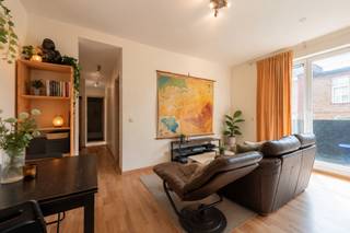 Derrière sa belle façade moderniste, donnant sur la rue au premier étage, cet appartement fonctionnel offre un grand potentiel tant pour les jeunes couples que pour les étudiants.<br /><br />L'immeuble a été entièrement rénové en 2009 et se trouve à proximité de la gare de Gand-Saint-Pierre, de l'hôpital Jan-Palfijn, de l'université et des campus des hautes écoles, et n'est qu'à 10 minutes à vélo du centre-ville.<br /><br />L'agencement de l'appartement est le suivant : un hall d'entrée, un débarras, un salon spacieux, une cuisine ouverte, deux chambres, une salle de bains et une terrasse orientée sud-ouest. L'appartement dispose en outre de deux emplacements fixes pour vélos.<br /><br />Son label EPC est C et son Mobiscore de 9,5 indique que les commerces, les transports en commun et les écoles se trouvent à proximité, ce qui vous évite d'avoir recours à la voiture.<br /><br />Cela vous intéresse ? Prenez rendez-vous pour une visite.