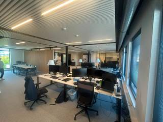 Lichtrijke en energiezuinige kantoorruimte van ca. 297 m² op de bovenste verdieping, voorzien van klimaatplafond en toegangscontrole. Bovendien zijn er zowel open werkplekken, aparte vergaderzalen/kantoren, als een keuken en sanitair aanwezig. Uitstekend gelegen op slechts 400m van station Mechelen en op wandelafstand van het centrum, met een vlotte aansluiting op de E19.<br /><br />Huurprijs: € 175/m²/jaar excl. kosten<br />Parking: 5 ondergrondse plaatsen aan € 2.000/plaats/jaar<br />Extra: overname van het meubilair bespreekbaar.<br /><br />Interesse? Wees er snel bij voor een bezoek ter plaatse!