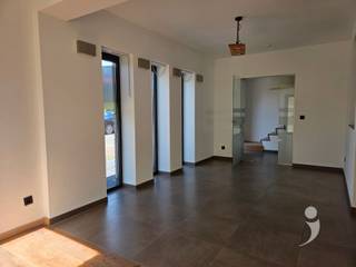 <p><span>Cette maison très fonctionnelle et spacieuse est équipée de matériaux de qualité et possède tous les atouts pour qu'une famille s'y sente chez elle.</span></p><p><span>Dans le hall d'entrée, il y a un bel escalier en Z en parquet menant au premier étage. En plus d'une pièce de rangement technique et d'un toilette séparé, il y a 2 chambres d'enfants et une belle salle de bains équipée d'une baignoire, d'un double évier et d'une douche. La troisième chambre est la suite parentale avec un dressing.</span></p><p><span> </span></p><p><span>Au rez-de-chaussée, vous entrez dans le salon par la porte en verre, où il y a de la place pour une grande table à manger. La cuisine entièrement équipée avec un grand îlot de travail a un contact indirect avec la salle à manger et est également reliée à la pièce de rangement. Dans le salon, il y a de la place pour un beau canapé, et une cheminée à gaz encastrée apporte le confort nécessaire. Grâce aux deux fenêtres coulissantes, il y a aussi beaucoup de lumière naturelle, vous menant à la terrasse avec jardin. Dans le rangement de jardin, vous avez également suffisamment d'espace pour l'entretien du jardin.</span></p><p><span> </span></p><p><span>Le garage est facilement accessible avec la porte sectionnelle.</span></p><p><span> </span></p><p><span>Cette maison moderne indépendante attend un nouveau locataire et est disponible à partir du 15 juillet 2026.</span></p><p><span>Intéressé ? Planifiez rapidement votre visite via notre site web.</span></p><p><span> </span></p><p><span> </span></p><p><span> </span></p>