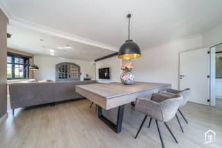 <strong>DISCRETE VERKOOP REGIO WIEZE. </strong>Instapklare, prachtige villa voorzien van grote aangelegde tuin en tennisterrein gelegen in het landelijke Wieze op een perceel van van 22are. Deze solide en ruime woning omvat op het gelijkvloers een aparte inkomhall afgewerkt met natuursteen en bezoekerstoilet, grote en lichtrijke living en salon, grote ingerichte leef-keuken van 2022 voorzien van alle toestellen, aparte berging met mogelijkheid tot extra slaapkamer, ingerichte badkamer, grote bureauruimte van 40 m² ideaal voor zelfstandige activiiteit, mooi omheinde aangelegde tuin met overdekt terras, tuinberging, tennisplein voorzien van “clubhuis” met sanitaire voorzieningen, aparte zitruimte en terras. Op de 1e verdieping bevinden zich 3 grote slaapkamers voorzien van nieuwe velux-ramen. Dit pand is afgewerkt met duurzame en authentieke elementen, zeer goed onderhouden en voorzien van nieuwe CV op aardgas – houten ramen – dubbele beglazing, alarmsysteem, conforme elektrische installatie, regenwaterput, EPC label B!! ... Kortom, ideaal voor wie op zoek is naar ruimte, licht, comfort en leefbaarheid! Hogere prijsklasse. Discrete verkoop - enkel ernstige kandidaten. Contacteer Noah voor meer info of een bezoek op het nummer 0498 215 363 of noah@woonservice.be