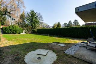 Een instapklare woning waar licht, rust en kwaliteit centraal staan.<br />Op wandelafstand van zowel het centrum van Schilde als het groene Picardiëbos bevindt zich deze recent gerenoveerde en instapklare woning. Dankzij de nabijheid van ’s-Gravenwezel en de vlotte verbinding naar omliggende gemeenten, geniet u hier van een uiterst centrale en tegelijk rustige ligging. Een stijlvolle en energiezuinige thuis waar comfort en hedendaags wonen centraal staan.<br /><br /><strong>Gelijkvloers</strong><br />De ruime inkomhal met vestiaire en gastentoilet biedt toegang tot de leefruimtes. De lichtrijke woonkamer met eetkamer kijkt uit op de nog in te richten tuin, die u volledig naar eigen smaak kunt vormgeven. De open leefkeuken is uitgerust met alle moderne toestellen en combineert gebruiksgemak met een strakke, tijdloze uitstraling. Aansluitend bevindt zich een ruime berging, ideaal voor extra opslag.<br /><br /><strong>Eerste verdieping</strong><br />Op de verdieping bevinden zich vier volwaardige slaapkamers. De master bedroom beschikt over een eigen terras, aansluitende dressing en badkamer ensuite, ingericht met een inloopdouche, bad en lavabomeubel. Verder op deze verdieping bevindt zich nog een tweede badkamer met douche, toilet en lavabomeubel.<br /><br /><strong>Bijzonderheden</strong><br />+ Uitstekende en centrale ligging<br />+ Achtergevel en uitkijk zullen worden afgewerkt met volwaardige materialen<br />+ Energiezuinige woning<br />+ Vier slaapkamers en twee badkamers<br />+ Domotica aanwezig<br />+ Overal vloerverwarming