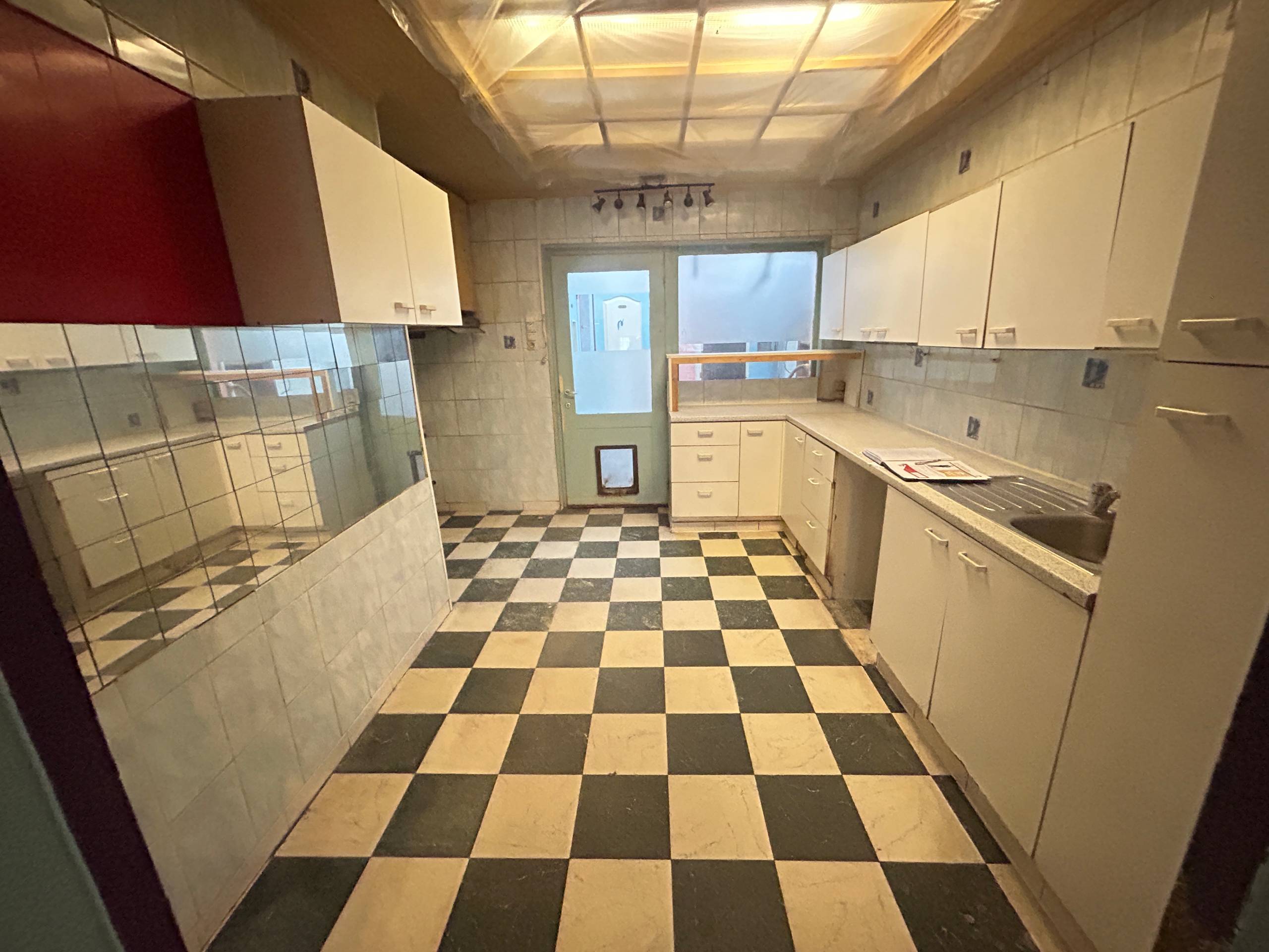 Woning met 4 slaapkamers en uitweg - foto 4