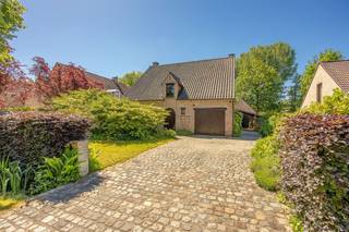 REFURBISHED VILLA AT THE END OF A CUL-DE-SAC OVERLOOKING MEADOWS. * Ground floor : Upon entering you are welcomed in an entrance hall on Carrara...