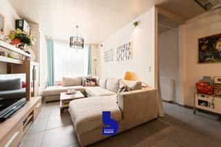 Achter de charmante gevel van deze bescheiden woning schuilt een verrassend ruime en lichtrijke thuis. Gelegen in het bruisende centrum van...