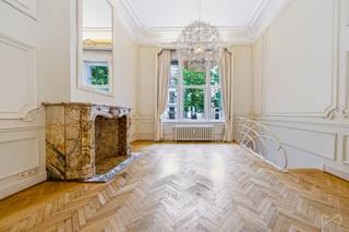 <p><strong>This Sunday, September 13, this property will be exclusively open for viewing during our Open House Day, from 10 am to 11 am. Come and discover it, with or without an appointment.</strong></p>
<p>Located on the prestigious Avenue Albert, in the heart of Forest, discover this magnificent ± 214 m² duplex according to the EPC, an exceptional property where spectacular volumes, charm and refinement come together.</p>
<p>Set within a stunning character building dating from 1910, with a remarkable façade that immediately sets the tone, this property impresses from the very first moment with its authentic charm and extraordinary proportions.</p>
<p>The main level stands out for its impressive ceiling heights of nearly 4 metres and a beautiful succession of three connecting rooms. Three spaces, three very different atmospheres, yet all united by the same sense of elegance and refinement. These include a ± 24 m² living room, a ± 17 m² dining room and a superb ± 23 m² office/library. A generous ± 16 m² kitchen completes this particularly spacious level.</p>
<p>The lower level is entirely dedicated to the sleeping area and comprises three bedrooms and three bathrooms/shower rooms. This layout provides a natural separation between the reception areas and the more private part of the home.</p>
<p>Outside, an exceptional ± 65 m² courtyard extends the living space and provides a genuine additional outdoor area, particularly rare for this type of property.</p>
<p>Thanks to its layout and generous volumes, the property is also ideally suited to a <strong>professional or liberal practice</strong>, while allowing for a comfortable separation between private and professional life.</p>
<p>On the border with Uccle and just moments from the Vanderkindere neighbourhood, the property enjoys a sought-after residential setting while remaining remarkably well connected to the rest of Brussels.</p>
<p>Nature lovers will appreciate the proximity of Forest Park and Duden Park, while the Bois de la Cambre is also within easy reach. Numerous shops, restaurants, schools and public transport connections can be found nearby, particularly around Vanderkindere, Brugmann and Churchill.</p>
<p>A truly distinctive property, offering exceptional volumes and a strong architectural identity, not to be missed.</p>
<p><strong>Want to see more? Discover all the properties exclusively open for viewing on September 13 →</strong><br />https://weinvest.be/fr-BE/search?at=Bruxelles&c=4.35121%2C50.8551&t=place&exclusive=1&src=seo-landing</p>